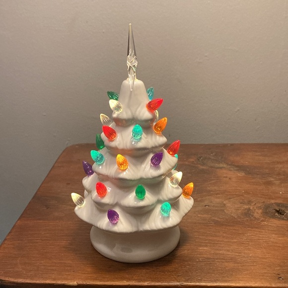 NWT 9”- White- LED Light Up Ceramic Christmas Tree 🎄 Decoration w/ 30 Bulbs - Picture 8 of 17